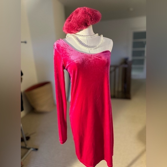 TWiK  one Shoulder
Velvet Bodycon Dress - Picture 3 of 13